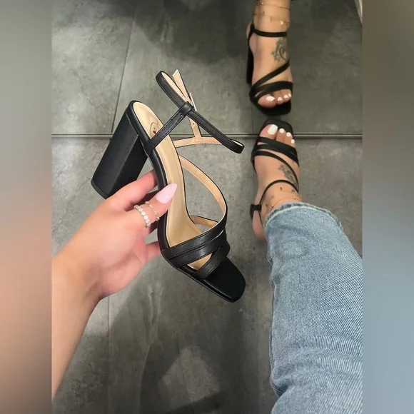 NWT!! BASIC BLACK SQUARE FRONT STRAPPY CHUNKY HEEL - Picture 4 of 12